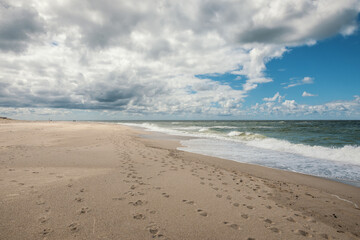 Strand auf Sylt mit Fußabdrücken im Sand