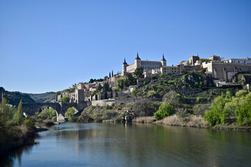 Fototapeta na wymiar Panoramic view of Alcazar de Toledo, next to the river.