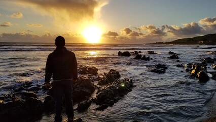 Fototapeta premium Winter sunset over rocky beach - Cayucos, California
