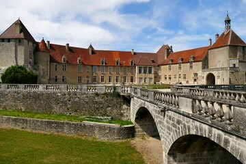 Obraz premium Les douves et la façade intérieure du château d’Epoisses