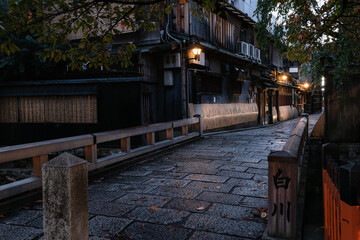 早朝の古都京都巽橋と雨に濡れた石畳