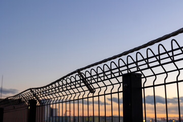 フェンス越しの空