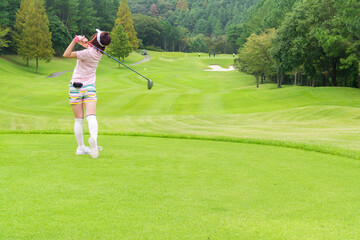 Obraz premium ゴルフをする若い女性