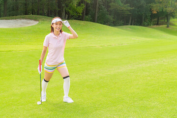 ゴルフをする若い女性