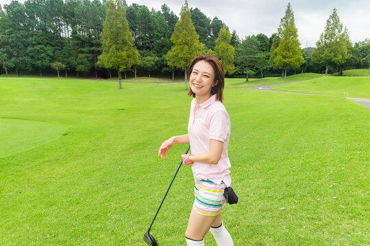 ゴルフをする若い女性　嬉しい