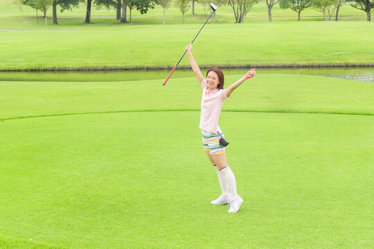 ゴルフをする若い女性　嬉しい