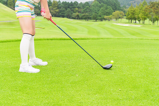 ゴルフをする若い女性　足下