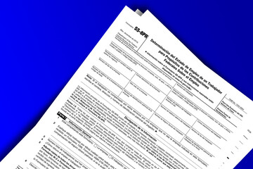 Obraz premium Form SS-8 (PR) documentation published IRS USA 12.19.2014. American tax document on colored
