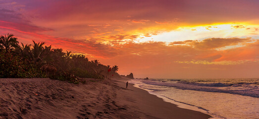Playa de Tayrona en atardecer dorado