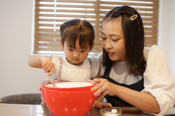 	料理する親子