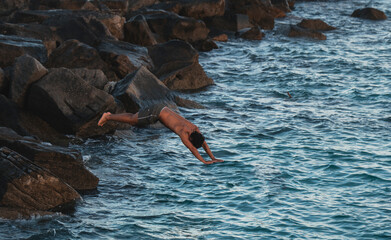 Obraz premium person on the rocks sea beach miami 