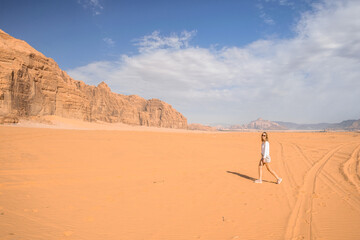 kobieta idąca po pustyni - obrazy, fototapety, plakaty