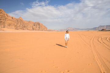 kobieta idąca po pustyni - obrazy, fototapety, plakaty
