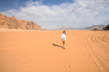 kobieta idąca po pustyni