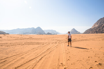 facet idący po pustyni - obrazy, fototapety, plakaty