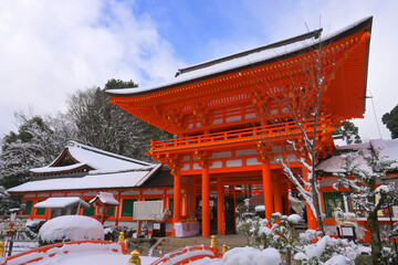 積雪の京都市世界遺産 上賀茂神社の楼門