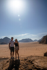 kobieta i mężczyzna na pustyni