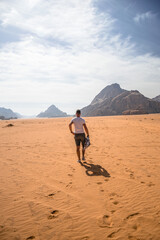 mężczyzna idący po pustyni