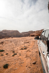 samochód stojący na pustyni - obrazy, fototapety, plakaty