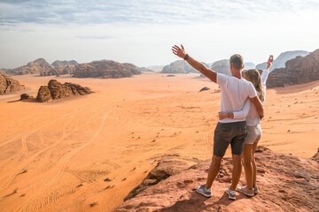 kobieta i mężczyzna pozują do zdjęcia na pustyni