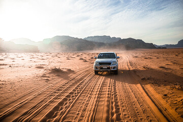 Fototapeta samochód jadący po pustyni obraz