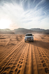 samochód jadący po pustyni