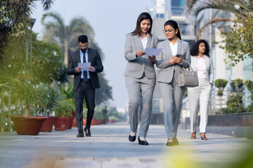 Obraz premium two indian businesswoman decision in outside the office