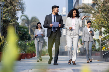 Obraz premium Business colleagues discussion outside office building.