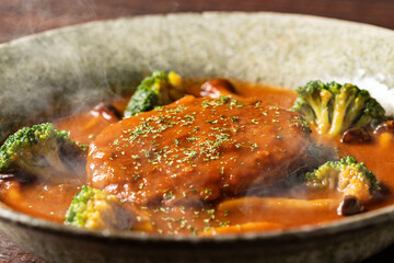 湯気が立つシズル感のある煮込みハンバーグ