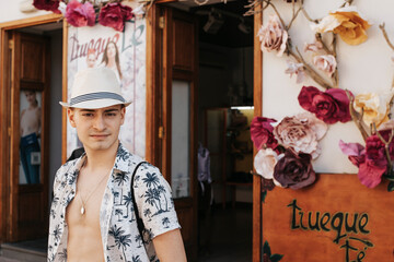 Portret młodego chłopaka w słomianym kapeluszu oraz rozpiętej koszuli w wakacyjny wzór, La Gomera - obrazy, fototapety, plakaty