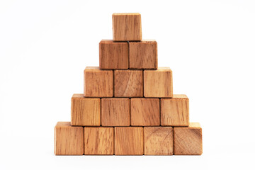 Pyramide aus Holzwürfeln