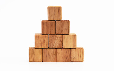 Pyramide aus Holzwürfeln