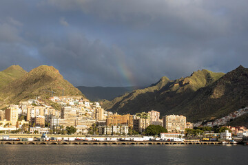 Widok na wybrzeże Teneryfy w pochmurny dzień, Santa Cruz de Tenerife, Hiszpania - obrazy, fototapety, plakaty