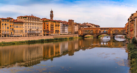 Obraz premium Cityscape with the famous Ponte Vecchio bridge in Centro Storico, Florence Italy