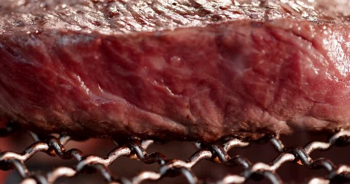 バーベキューで備長炭の炭火であぶり焼く和牛の肉が油を落とし滴り落ちる様子のパン