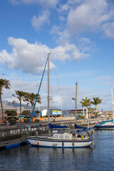 Jacht w porcie, Santa Cruz de Tenerife, Hiszpania - obrazy, fototapety, plakaty