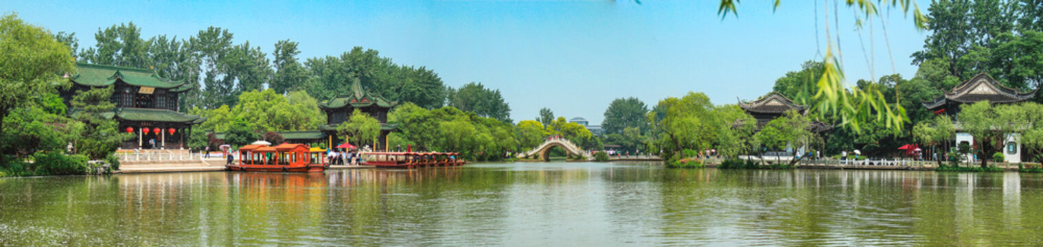 A Panorama of the "Twenty-Four Bridges" in Shouxi Lake Park. Chinese characters in the picture translated as "Morning Spring Terrace", which is the name of the building.