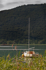 Piccola barca a vela ormeggiata in una baia della Croazia, Mar adriatico.