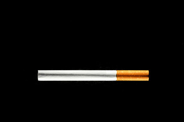 Sigaretta isolata su fondo nero