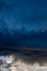 Fototapeta na wymiar Nuvole minacciose, cielo inquietante con temporale in arrivo
