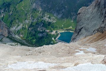 lago fedaia diga presso massiccio della marmolada dolomiti del trentino alto adige