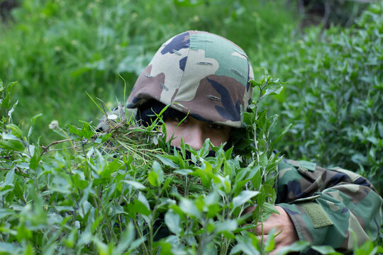 young hooded soldier in jungle,militar en la jungla en matorrales
