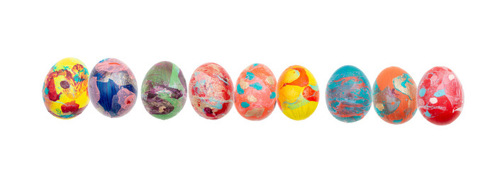 Fototapeta na wymiar Composition de Pâques avec des œufs de poules colorés alignés sur un fond transparent. Concept de fêtes de Pâques.