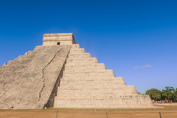 Fototapeta premium Ancient pre-Columbian Maya civilization Pyramid - Temple of Kukulcán in Chichen Itza, Mexico