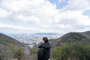 Naklejka premium 山を散策する女性