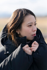 冬の寒い日に防寒して出かける女性
