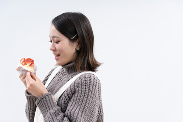 スイーツを食べる女性