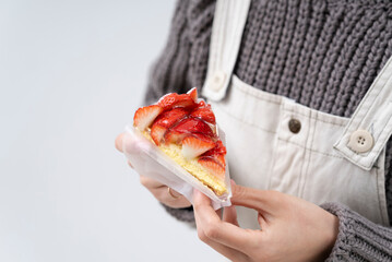 スイーツを食べる女性