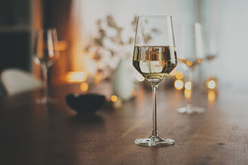 Weingläser auf einem Tisch