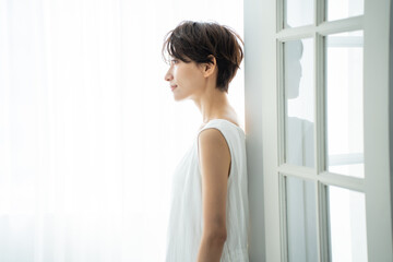 Fototapeta na wymiar 白いワンピースを着た日本人女性
